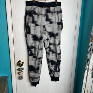 NEW Nike Air Pivot V3 Joggers Distortion Fade Sweatpants 728281-063 Size medium